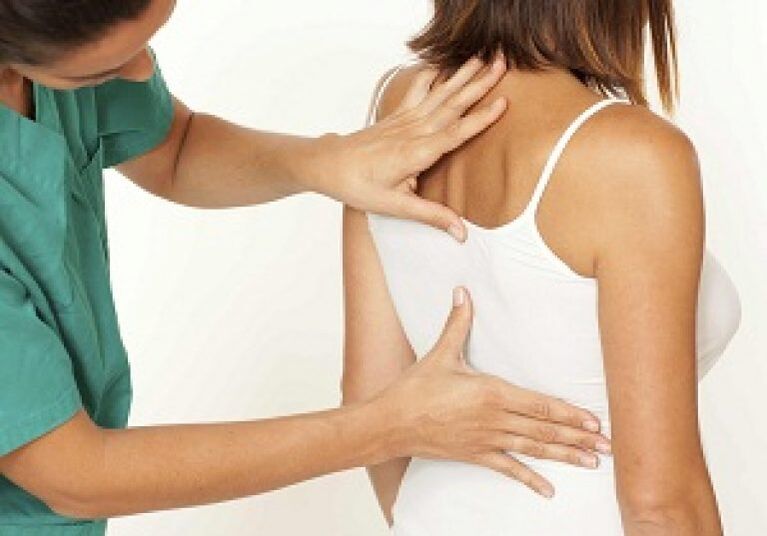 Osteokondrosi torazikoaren garapena susmatzen baduzu, medikua bisitatu beharko zenuke